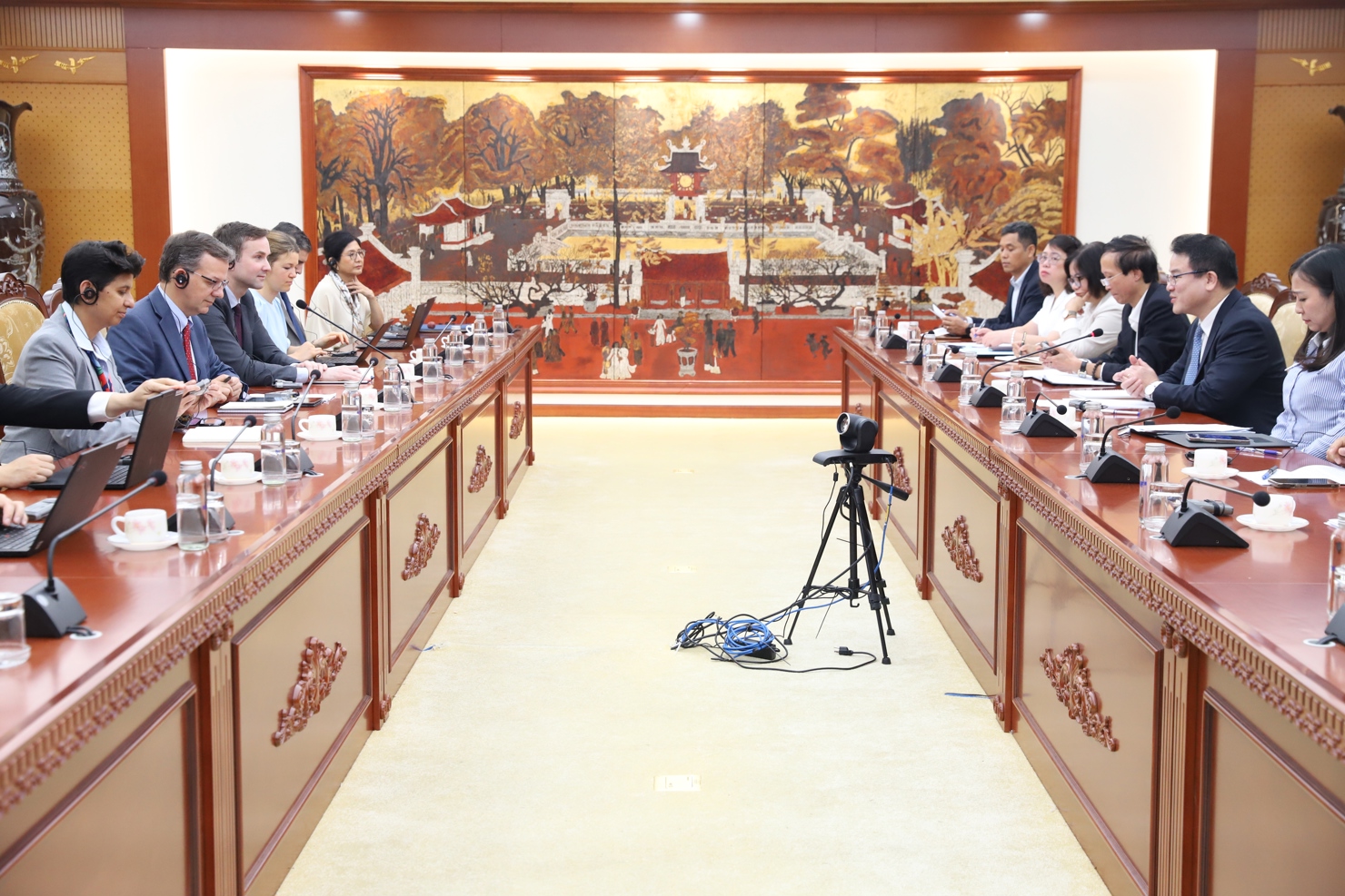 Toàn cảnh buổi làm việc.