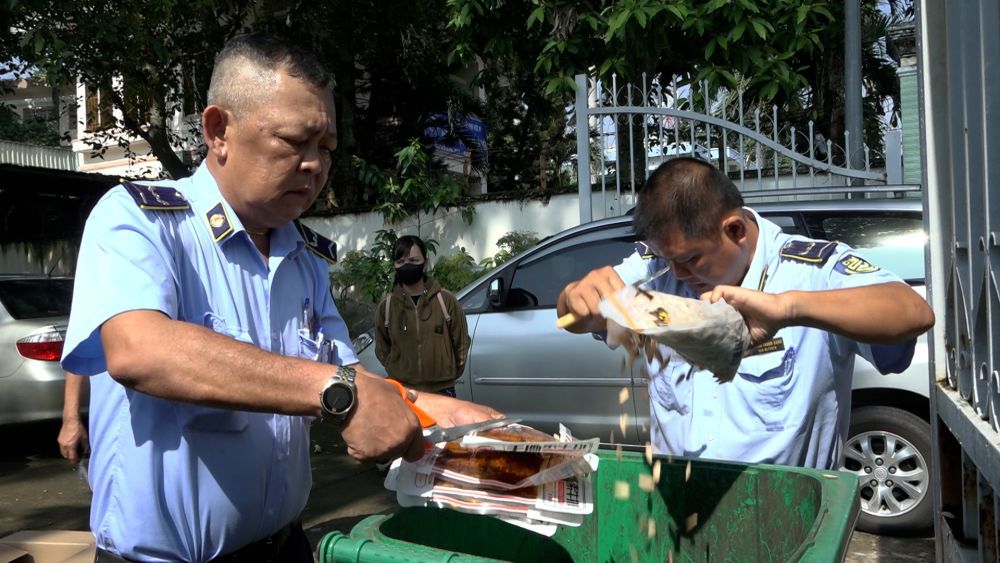 Phát hiện thực phẩm không rõ nguồn gốc ở Bình Dương. Ảnh: Hữu Phước