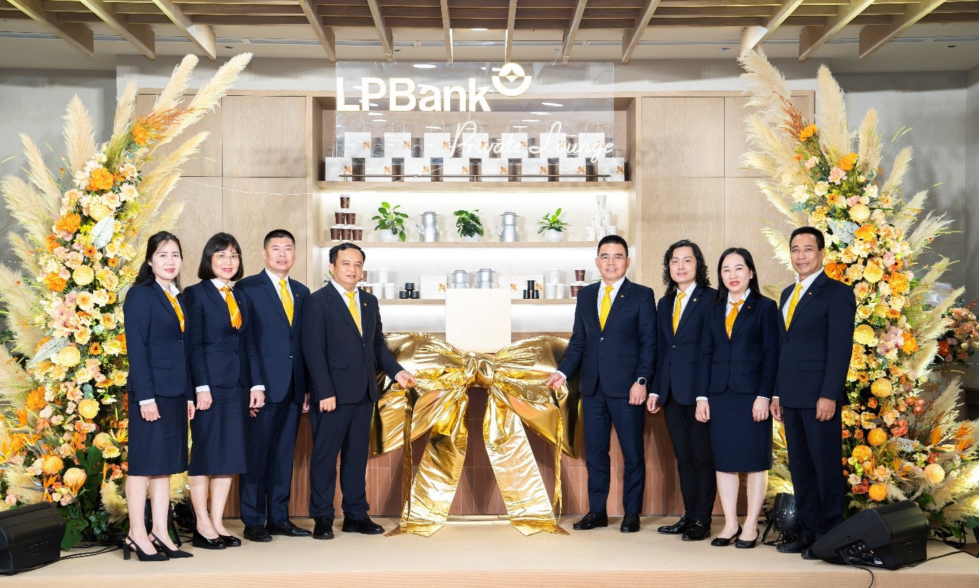 Ông Hồ Nam Tiến – Phó Chủ tịch thường trực HĐQT (thứ 4 từ phải sang) cùng đại diện lãnh đạo trong Ban Kiểm soát, Ban Điều hành của LPBank tại sự kiện.
