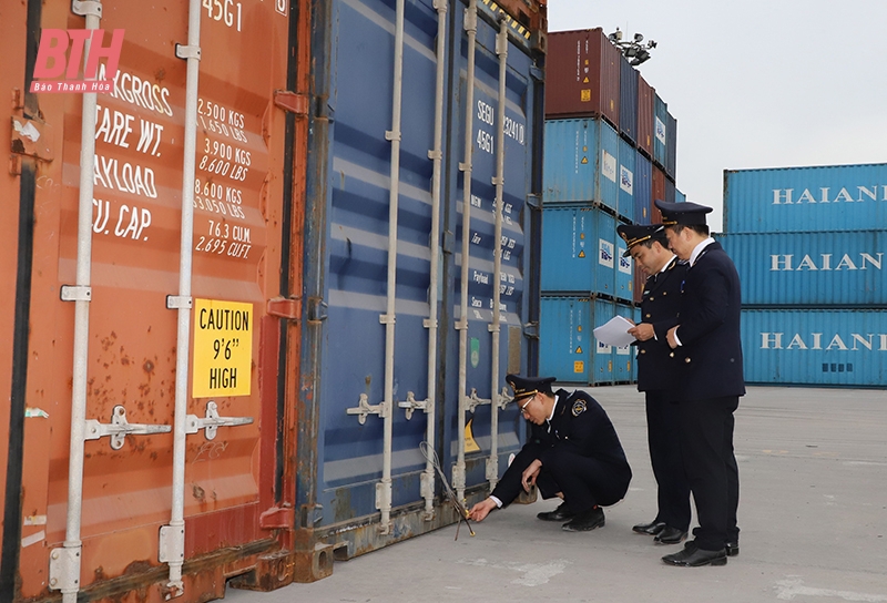 Công chức Hải quan cửa khẩu Cảng Nghi Sơn thực tế việc niêm phong hàng hóa xuất nhập khẩu.