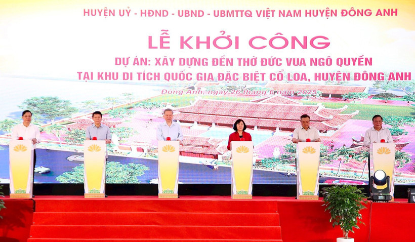 Tổng Bí thư Tô Lâm cùng các đại biểu ấn nút khởi công xây dựng đền thờ Đức vua Ngô Quyền. (Ảnh: Viết Thành).