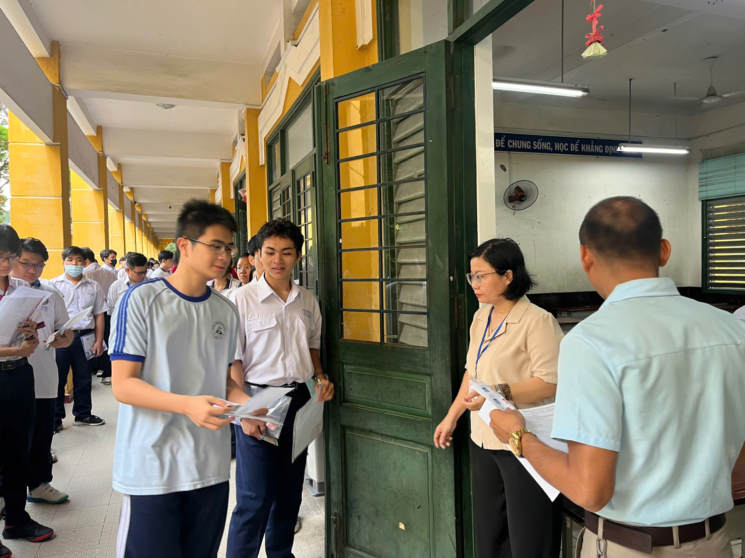 Thí sinh bước vào môn thi ngữ văn tại điểm thi trường THPT Trưng Vương (quận 1, TP. Hồ Chí Minh). Ảnh: T.D