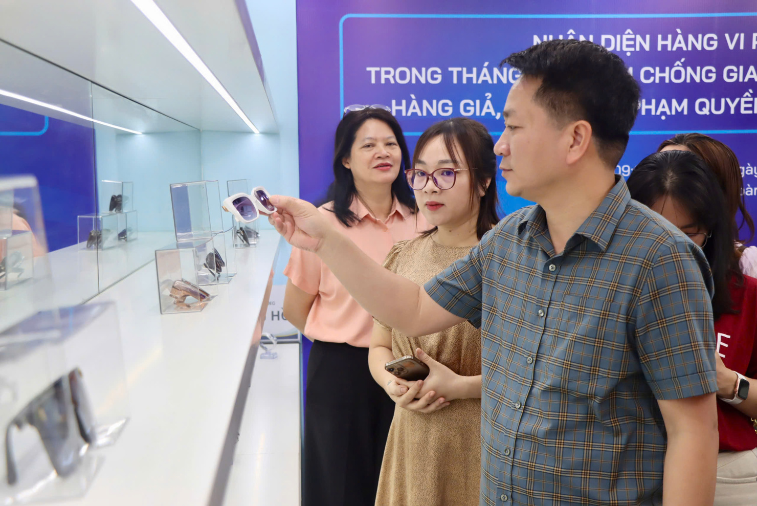 Phòng trưng bày Nhận diện hàng vi phạm.