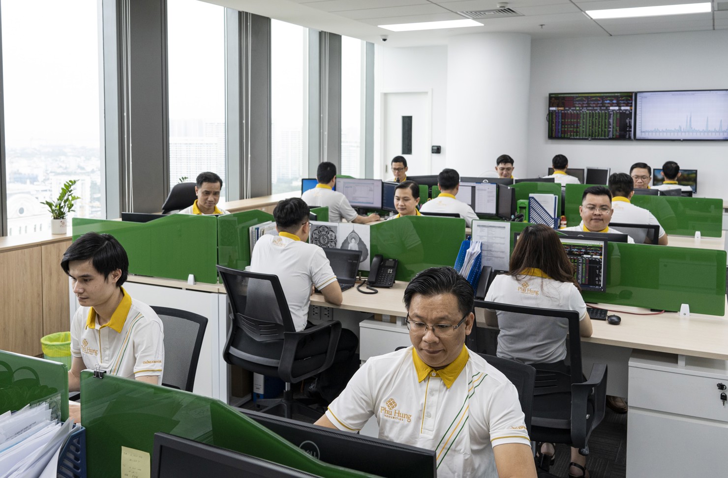 Thị trường chứng khoán nửa cuối năm 2025: Cú hích thuế quan - đâu sẽ là cơ hội?