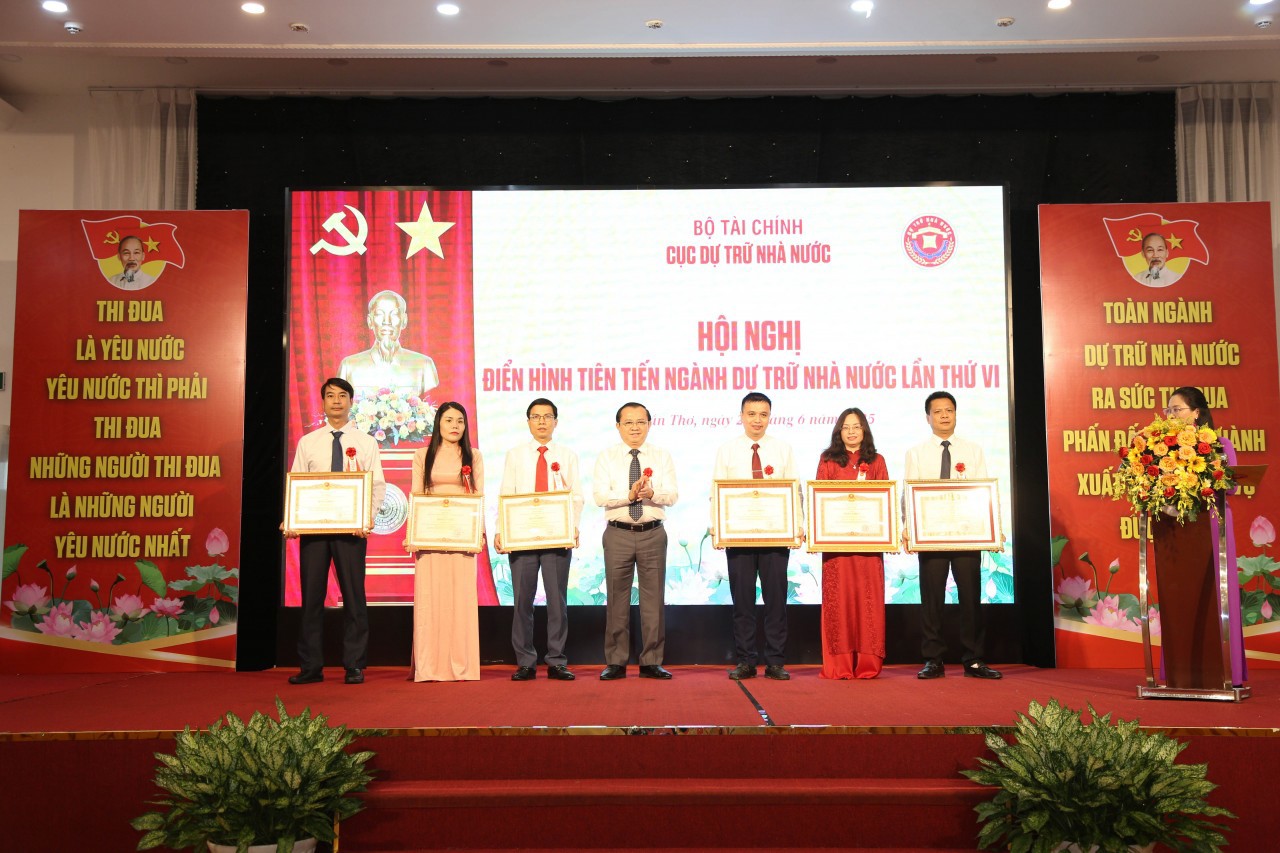 Thừa ủy quyền của Thủ tướng Chính phủ, Thứ trưởng Lê Tấn Cận trao Bằng khen của Thủ tướng Chính phủ cho 1 tập thể và 5 cá nhân thuộc Cục Dự trữ Nhà nước có thành tích xuất sắc.
