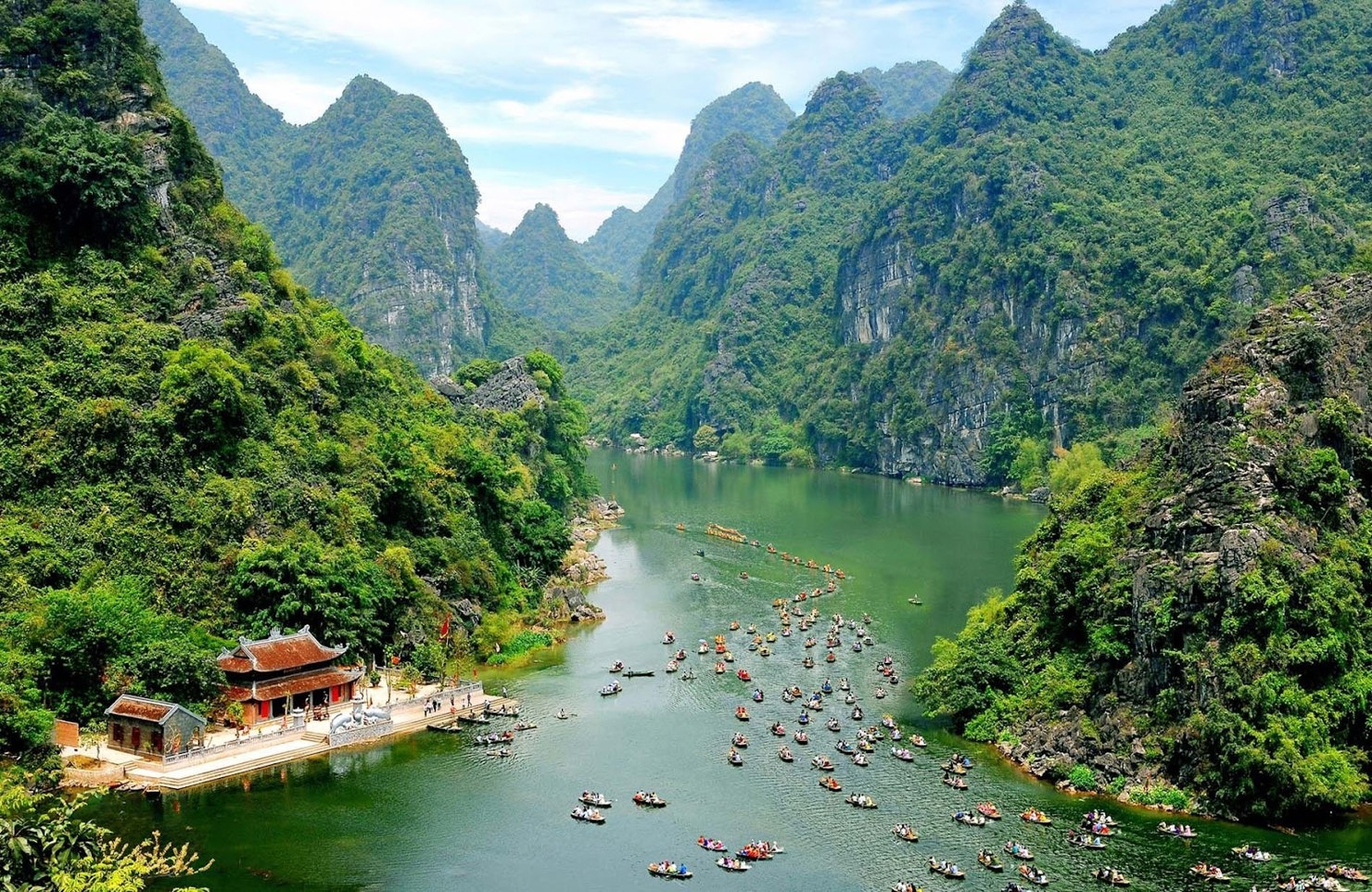Với cảnh quan đẹp, sự đầu tư bài bản về du lịch, tỉnh Ninh Bình đang vươn lên mạnh mẽ trong việc hút khách du lịch, giúp tăng trưởng mạnh mẽ doanh thu.