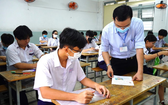 Thí sinh làm thủ tục dự thi tại phòng thi, đính chính sai sót (nếu có) và nghe phổ biến quy chế thi, lịch thi.