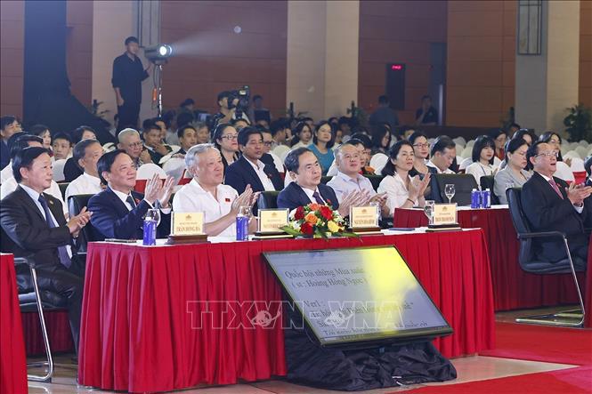 Chủ tịch Quốc hội Trần Thanh Mẫn và Phó Thủ tướng Thường trực Chính phủ Nguyễn Hòa Bình, cùng các đại biểu dự Lễ Tổng kết và trao giải - Ảnh: TTXVN