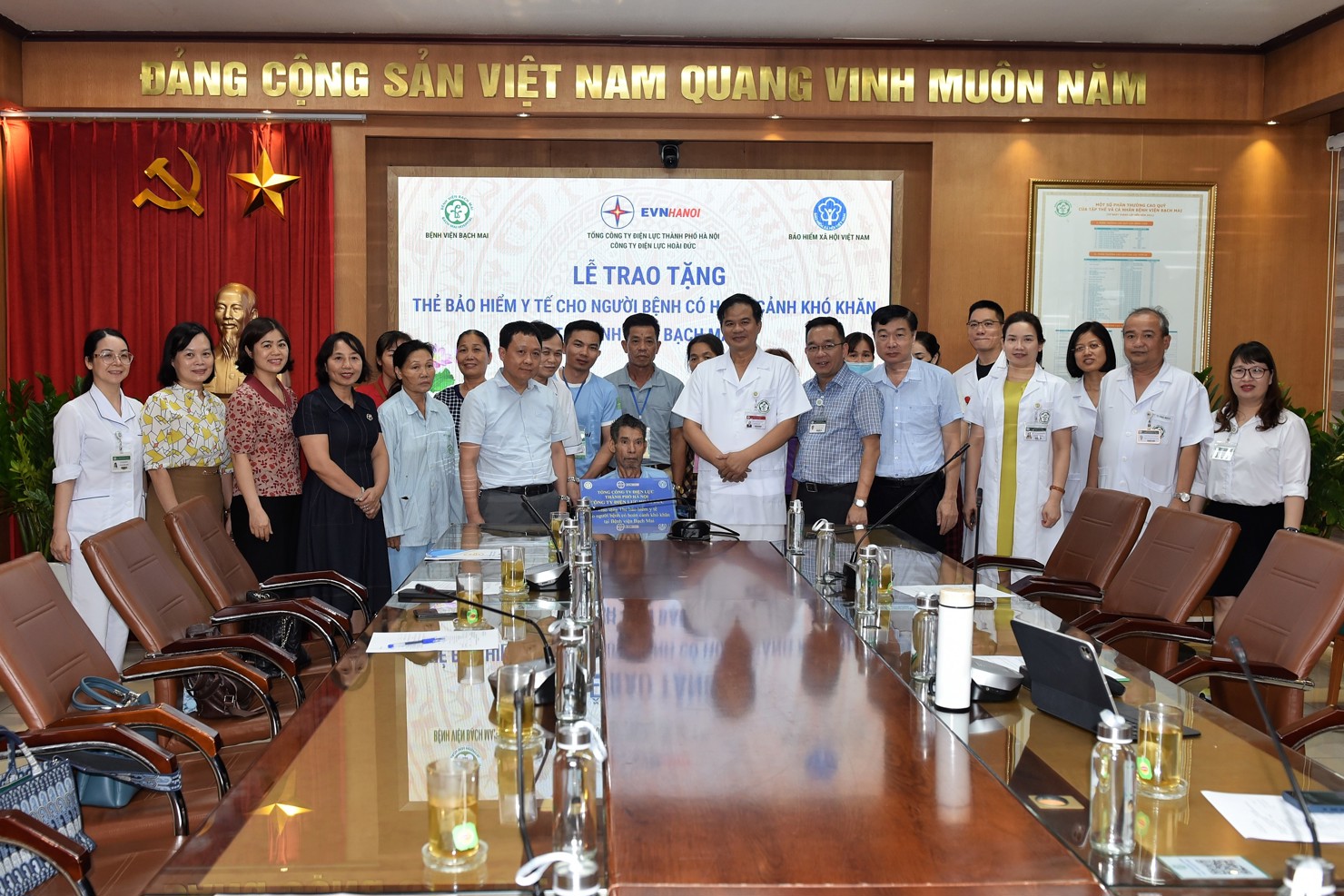 Bảo hiểm xã hội khu vực I, Bệnh viện Bạch Mai và Công ty Điện lực Hoài Đức trao tặng thẻ bảo hiểm y tế cho bệnh nhân.