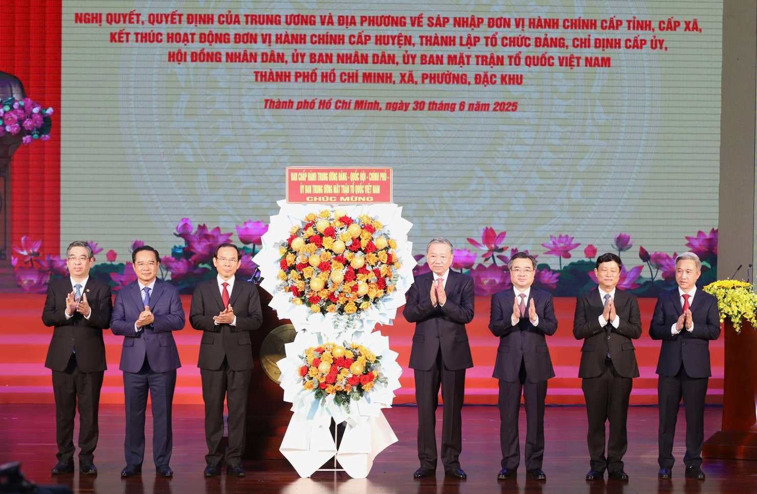 Tổng Bí thư Tô Lâm tặng hoa chúc mừng Bí thư và 5 Phó Bí thư Thành ủy TP. Hồ Chí Minh (mới) nhiệm kỳ 2020 - 2025. Ảnh: T.D