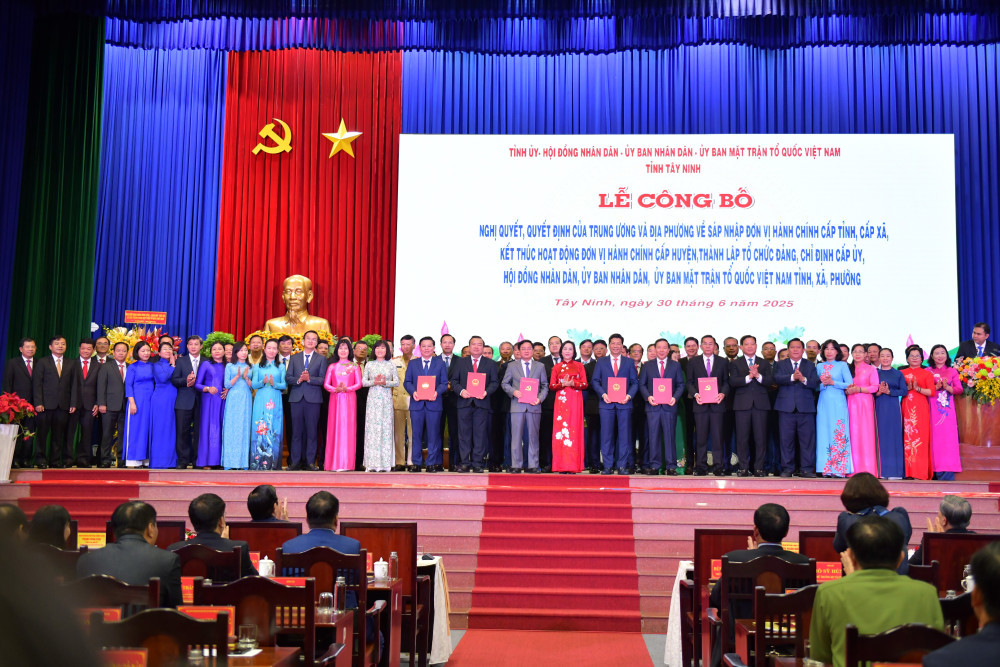 Phó Chủ tịch Quốc hội - Nguyễn Thị Thanh trao các quyết định của Trung ương cho cán bộ chủ chốt tỉnh Tây Ninh mới.