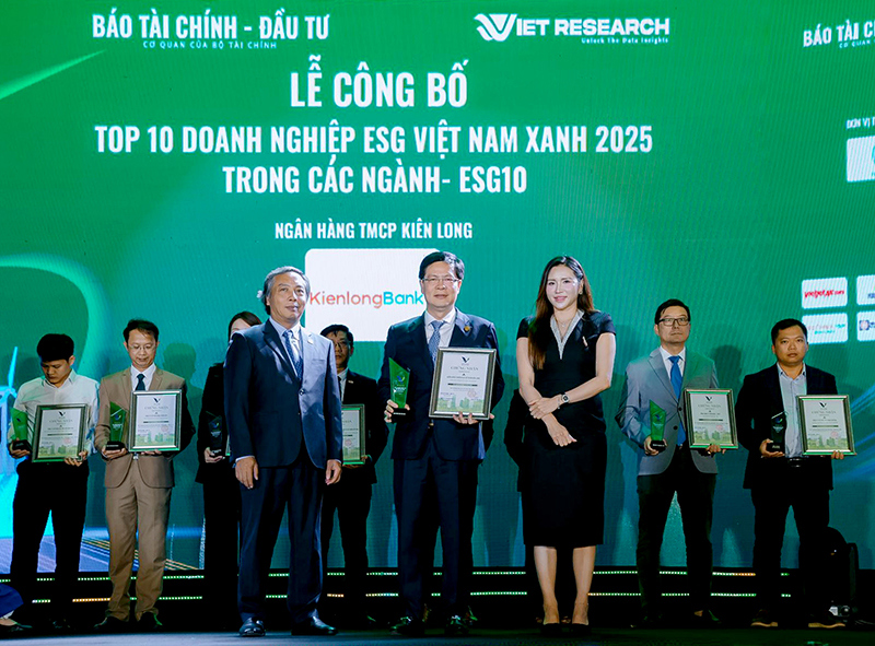 Ông Kim Minh Tuấn, Thành viên HĐQT KienlongBank (đứng giữa, hàng đầu) nhận chứng nhận "Top 10 Doanh nghiệp ESG Việt Nam Xanh 2025"