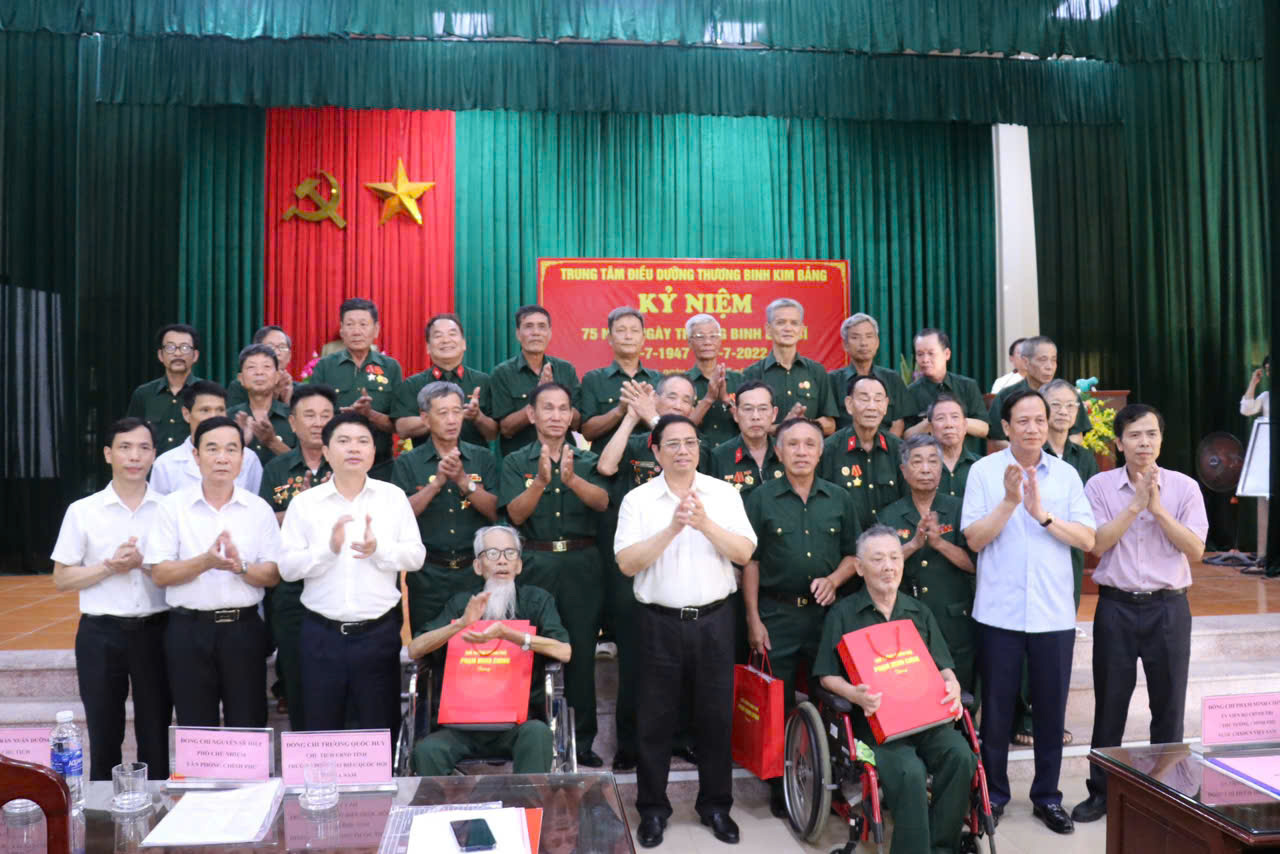 Thủ tướng đi thăm và tặng quà người có công với cách mạng.