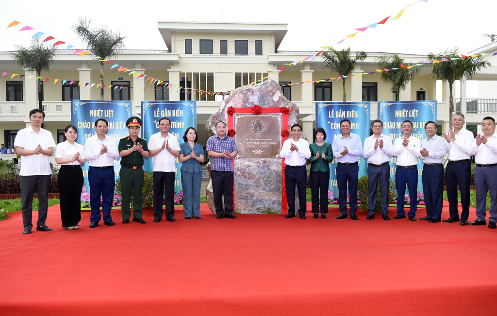 Bộ trưởng Nguyễn Văn Thắng, Chủ tịch UBND tỉnh Tuyên Quang Phan Huy Ngọc cùng các đại biểu gắn biển Công trình chào mừng 80 năm Ngày truyền thống Ngành Tài chính Việt Nam.