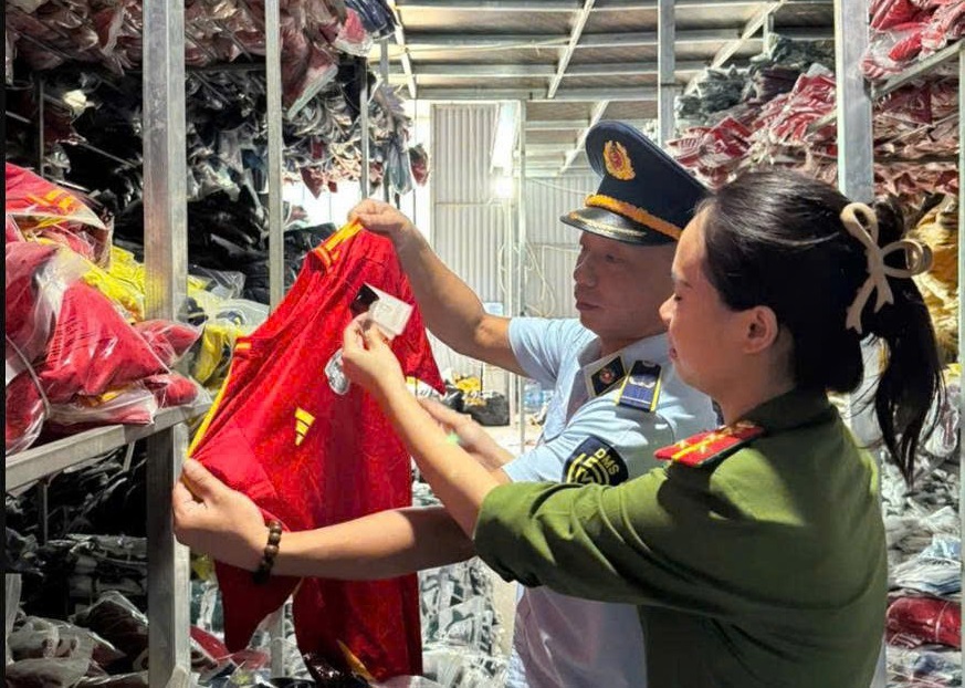 Cơ quan chức năng tiến hành khám kho hàng.