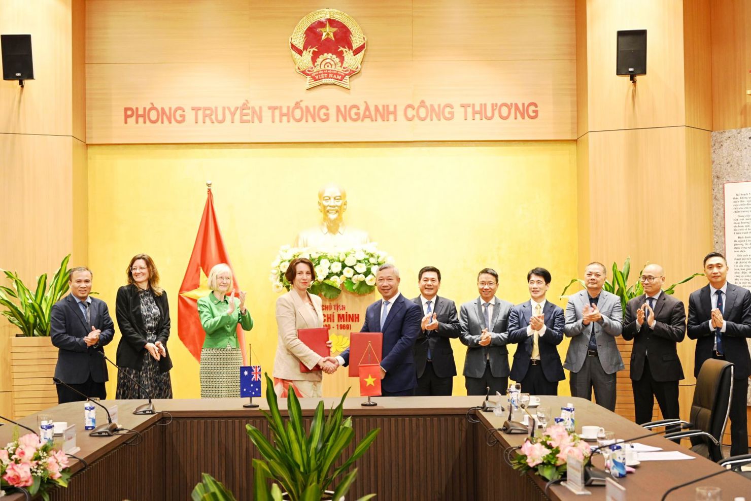 Lễ trao đổi Bản ghi nhớ về Hợp tác thúc đẩy phát triển thị trường điện cạnh tranh giữa Cục Điện lực và Đại sứ quán Úc. 