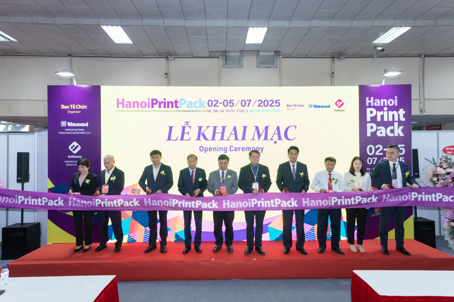 Đại diện các đơn vị cắt băng khai mạc triển lãm. 