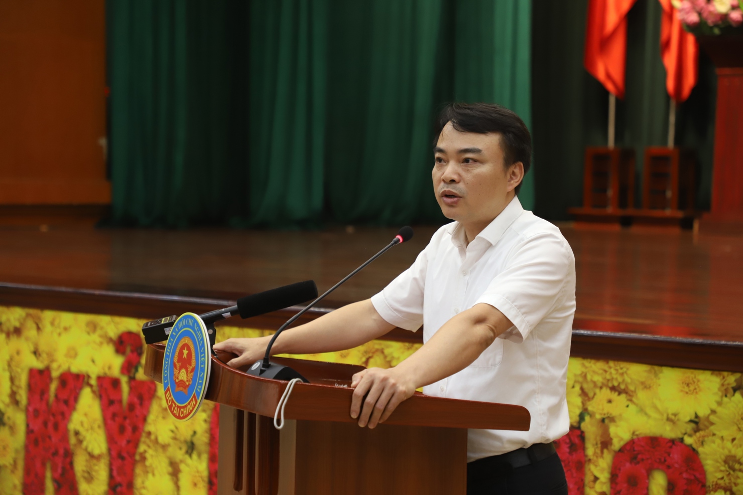 Ông Phạm Thy Hùng – Phó Cục trưởng Cục Quản lý Đấu thầu phát biểu tại họp báo. Ảnh: Ngô Hùng. 