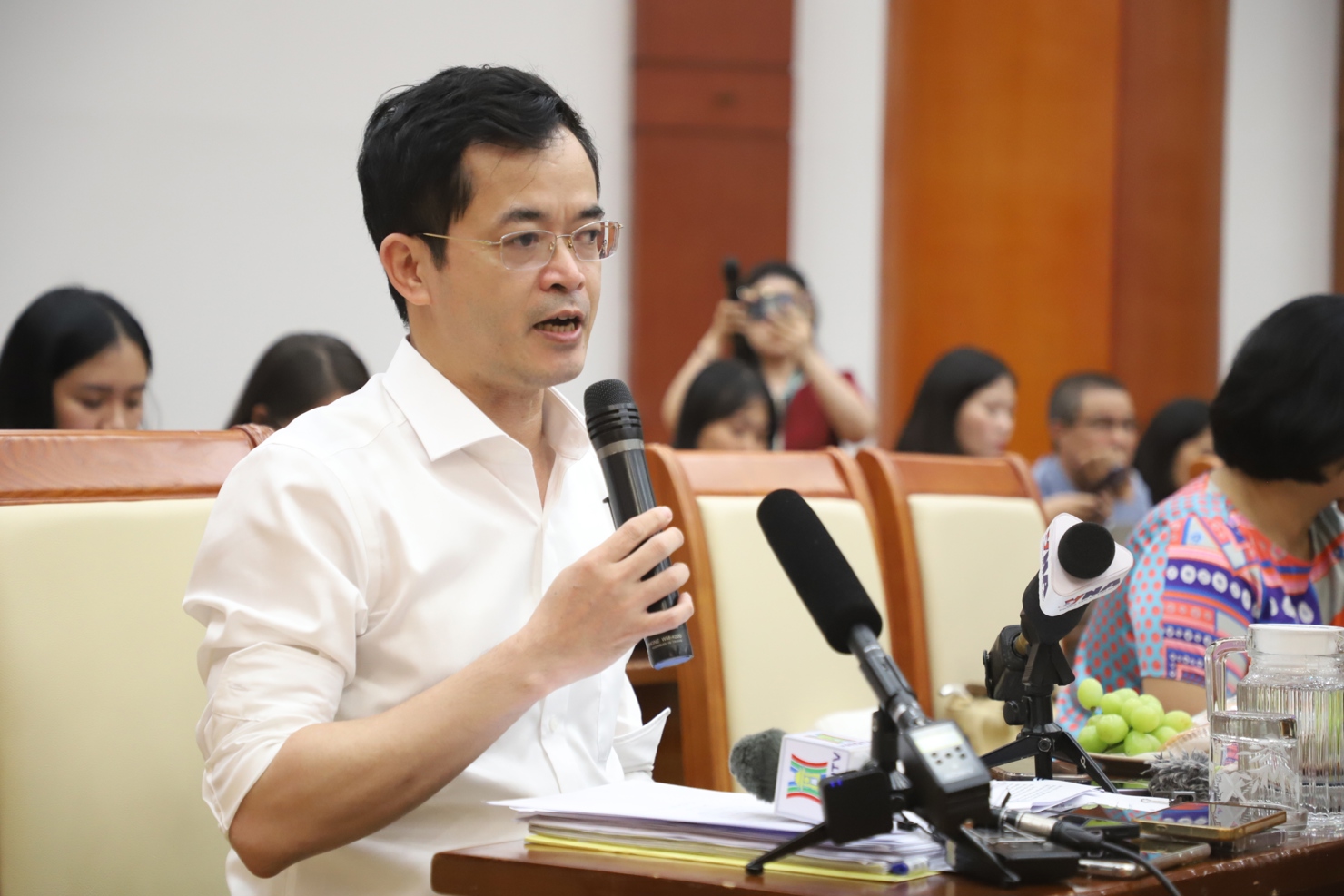 Ông Trương Bá Tuấn chia sẻ tại họp báo. Ảnh: Ngô Hùng.
