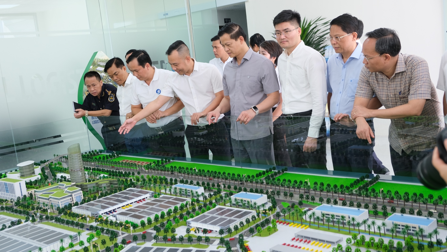 Ông Vương Quốc Tuấn - Chủ tịch UBND tỉnh Bắc Ninh kiểm tra tiến độ Dự án hạ tầng, kho bãi Trung tâm Logistics quốc tế TP. Bắc Giang.