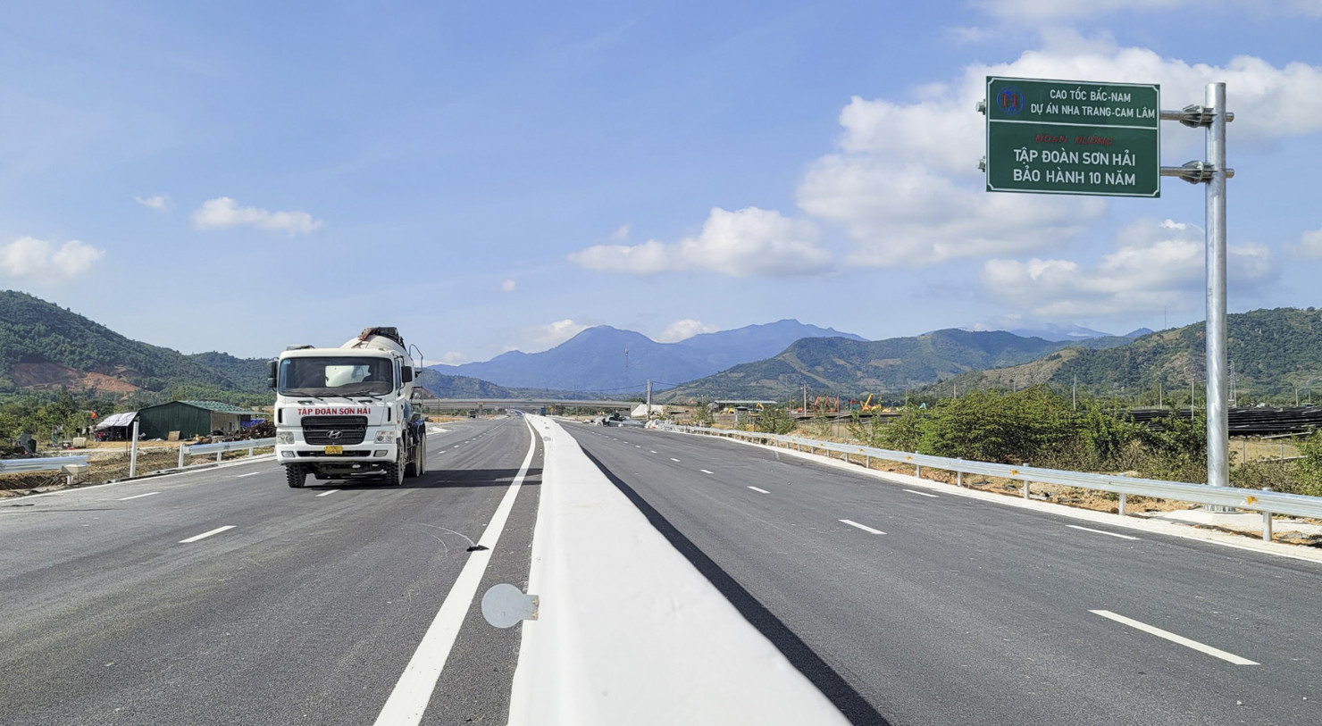 Đoạn đường bộ cao tốc Nha Trang - Cam Lâm. Ảnh: Thành Nam