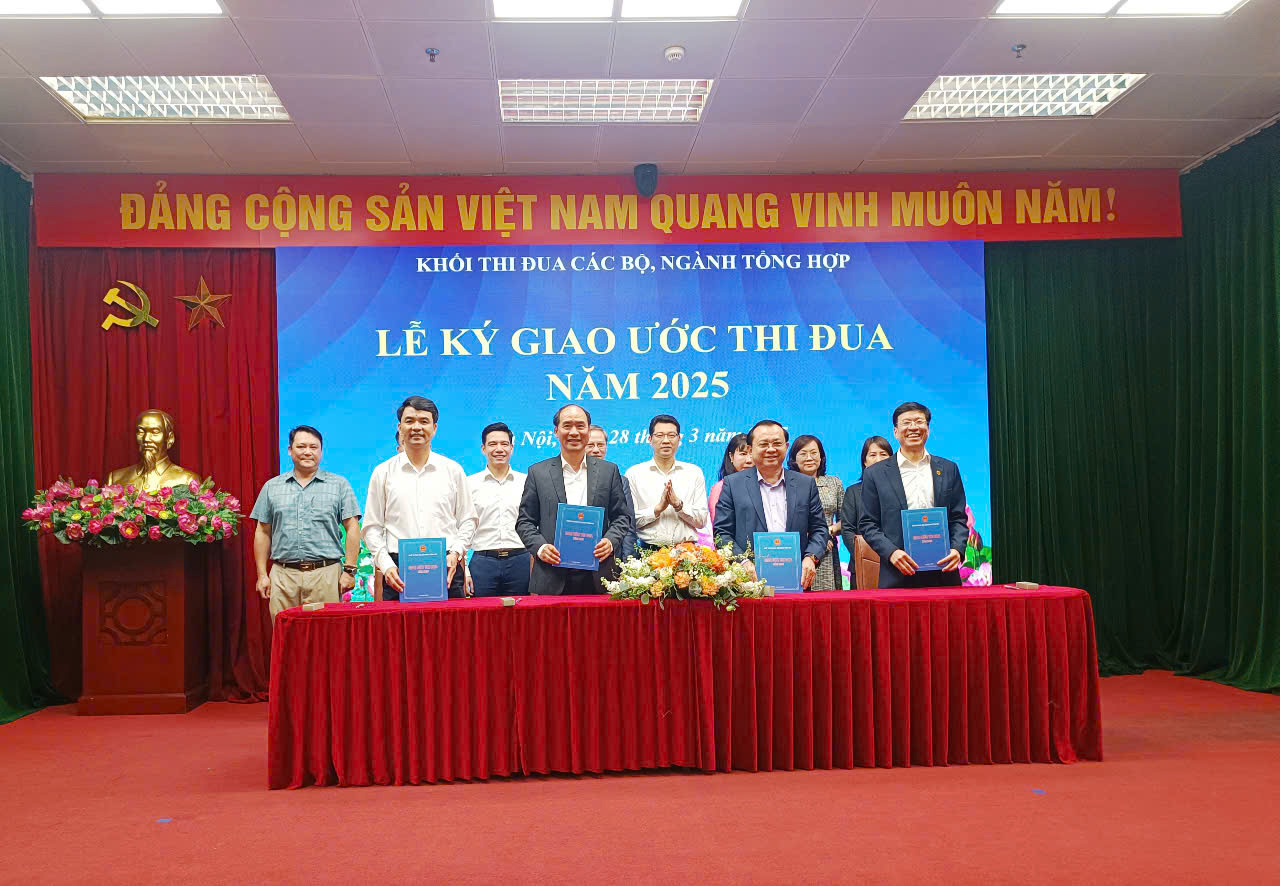 Thứ trưởng Bộ Tài chính Lê Tấn Cận (hàng đầu, thứ 2 từ phải qua) ký kết giao ước thi đua năm 2025 với các Lãnh đạo Khối thi đua các Bộ, ngành tổng hợp.