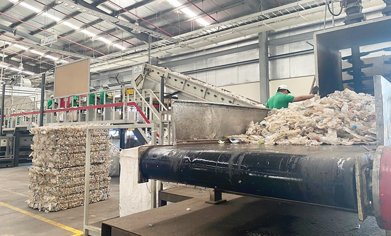 Bộ Công Thương đang triển khai các chính sách hỗ trợ như chương trình sản xuất và tiêu dùng bền vững, chương trình phát triển ngành công nghiệp môi trường nhằm tạo hành lang pháp lý và cơ chế chứng nhận phù hợp.