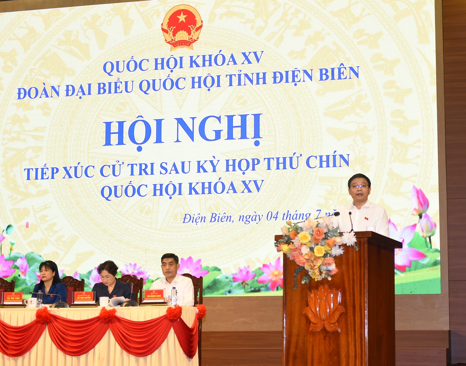 Bộ trưởng Bộ Tài chính Nguyễn Văn Thắng trả lời cử tri tại Hội nghị.