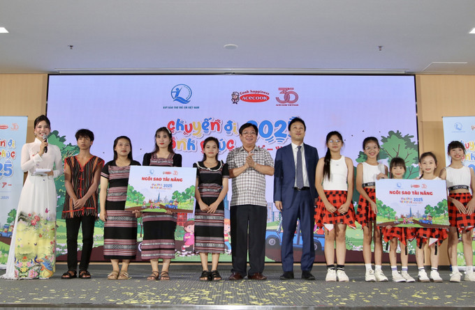 Đại diện Ban tổ chức trao giải thưởng cho các em tại chương trình “Chuyến đi hạnh phúc”.