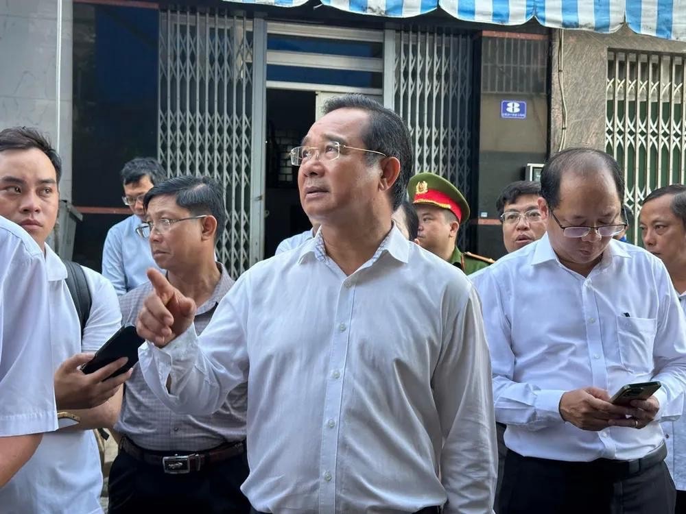 Chủ tịch UBND TP. Hồ Chí Minh Nguyễn Văn Được chỉ đạo tại hiện trường vụ cháy chung cư Độc Lập