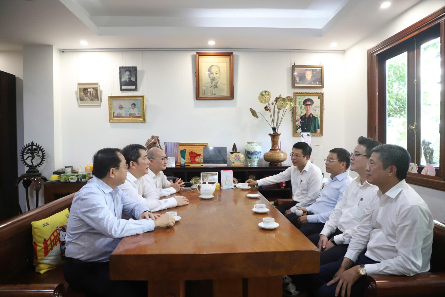 Bộ trưởng Nguyễn Văn Thắng cùng Đoàn Bộ Tài chính trò chuyện, ân cần thăm hỏi thân nhân cố Thủ tướng Phạm Văn Đồng. Ảnh: Ngô Hùng