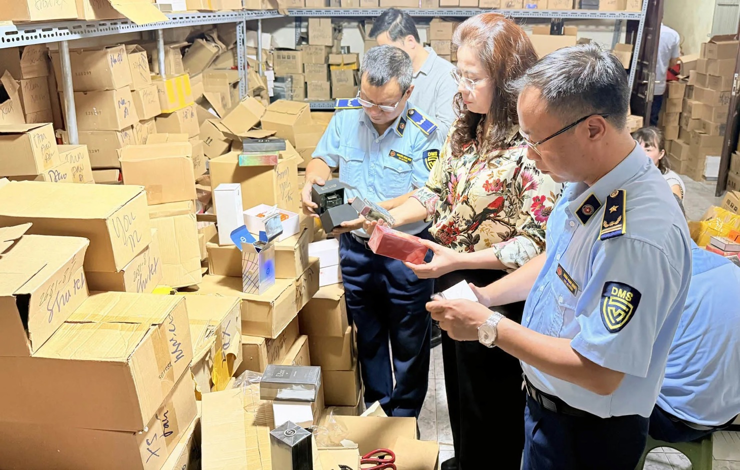Lực lượng quản lý thị trường thành phố Hà Nội kiểm tra kho mỹ phẩm, nước hoa nhập lậu tại 64 Hàng Giấy.
