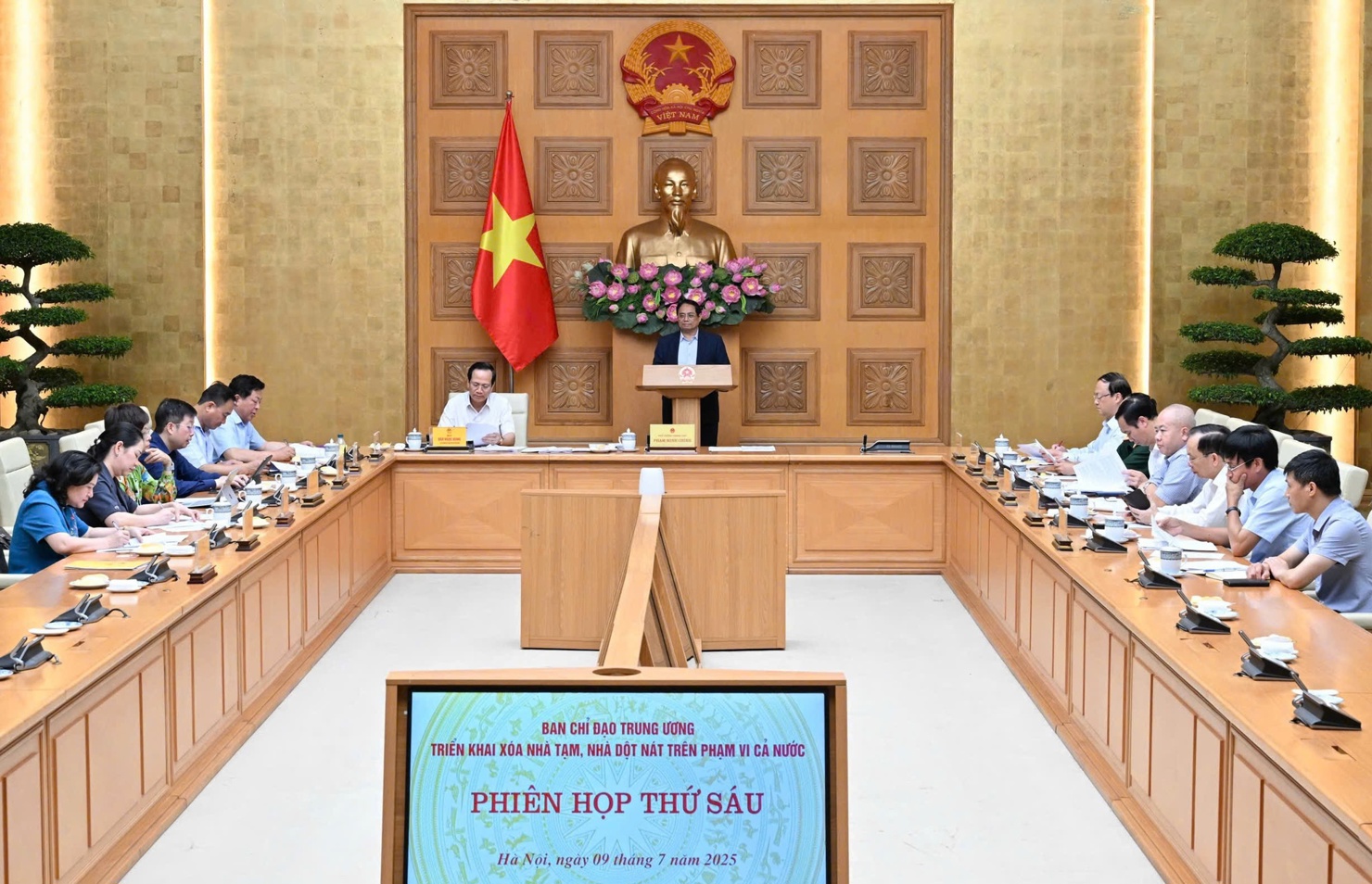 Thủ tướng chủ trì hội nghị trực tuyến về xóa nhà tạm, nhà dột nát. Ảnh: VGP