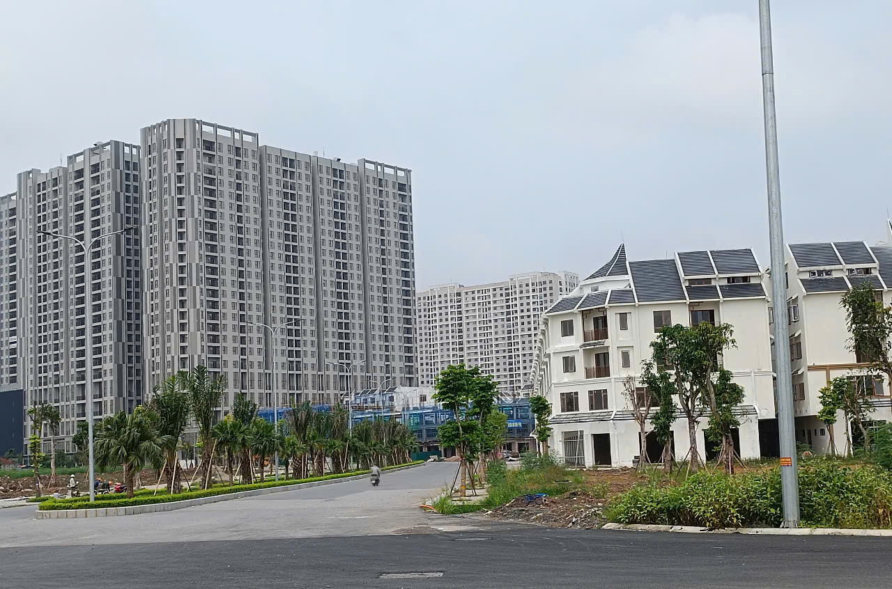 Lãi suất bình quân cho vay mới của các ngân hàng tiếp tục xu hướng giảm, góp phần tạo thêm dư địa thanh khoản cho các công ty xây dựng đáp ứng nghĩa vụ nợ.