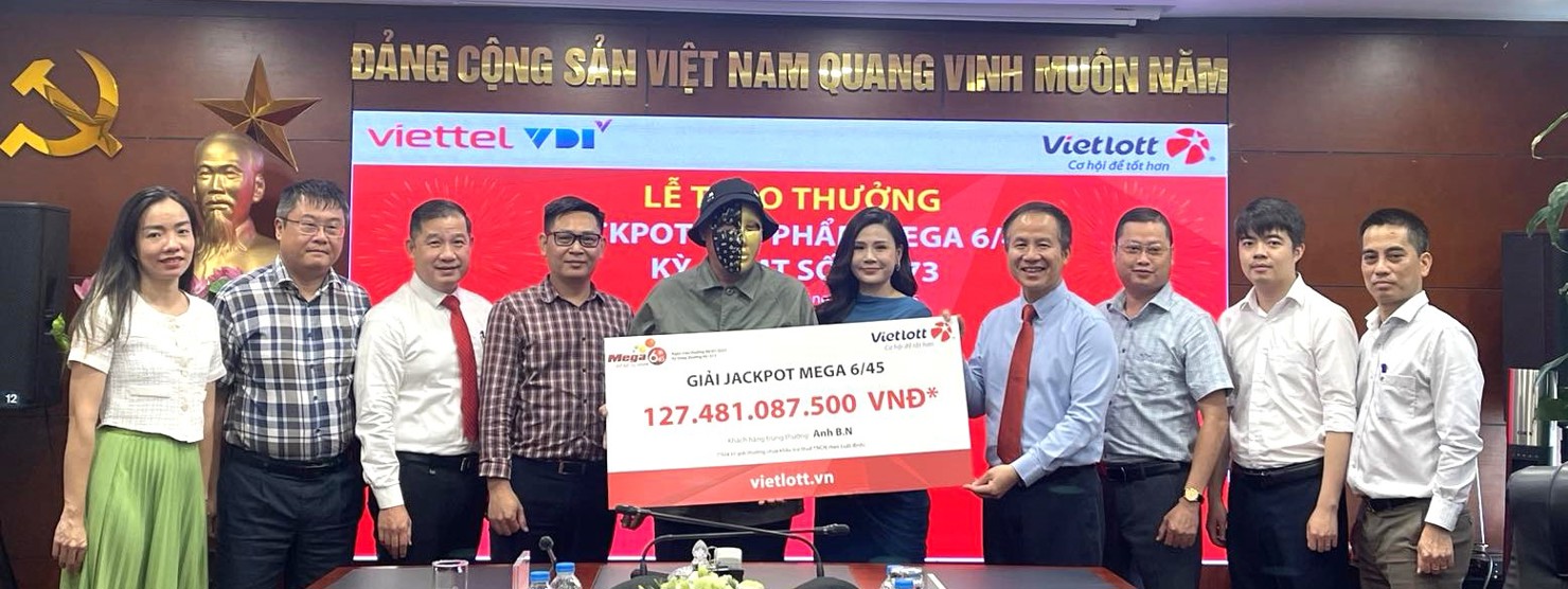 Anh B.N nhận giải Jackpot xổ số tự chọn Mega 6/45. Ảnh: Vietlott