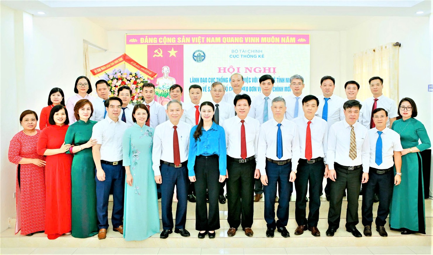 Phó Cục trưởng Cục Thống kê Đỗ Thị Ngọc (áo xanh, hàng đầu, thứ hai từ trái sang) chụp ảnh cùng tập thể Thống kê tỉnh Ninh Bình.