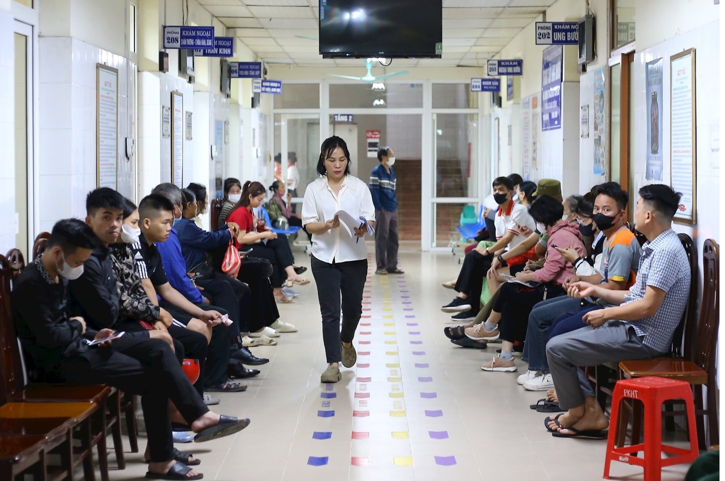 Người dân đang chờ khám chữa bệnh tại Bệnh viện đa khoa Hải Dương.