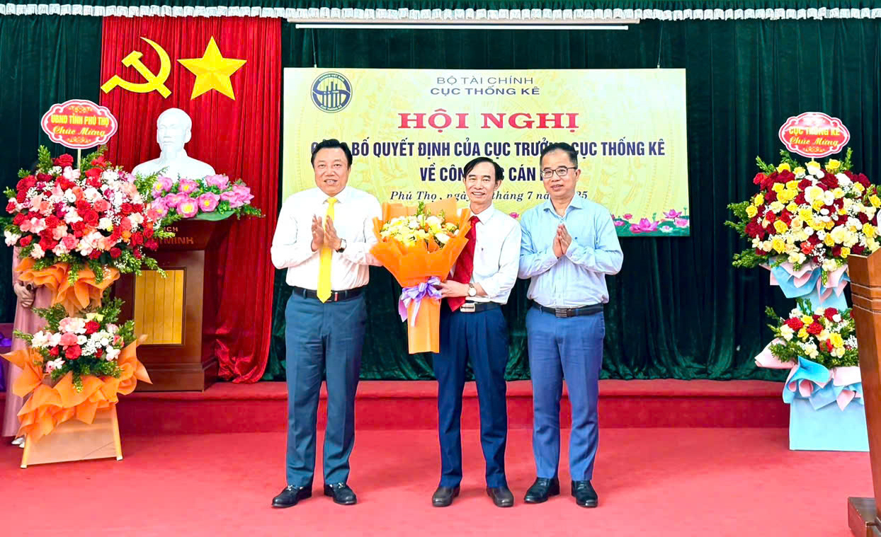 Phó Cục trưởng Cục Thống kê Lê Trung Hiếu và Phó Chủ tịch UBND tỉnh Phú Thọ Nguyễn Huy Ngọc trao quyết định và tặng hoa chúc mừng Trưởng Thống kê Trần Văn Thạch.