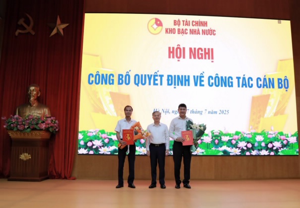 Phó Giám đốc KBNN Nguyễn Quang Vinh trao quyết định, tặng hoa và chúc mừng ông Khương Xuân Lợi và ông Bùi Đình Thiện