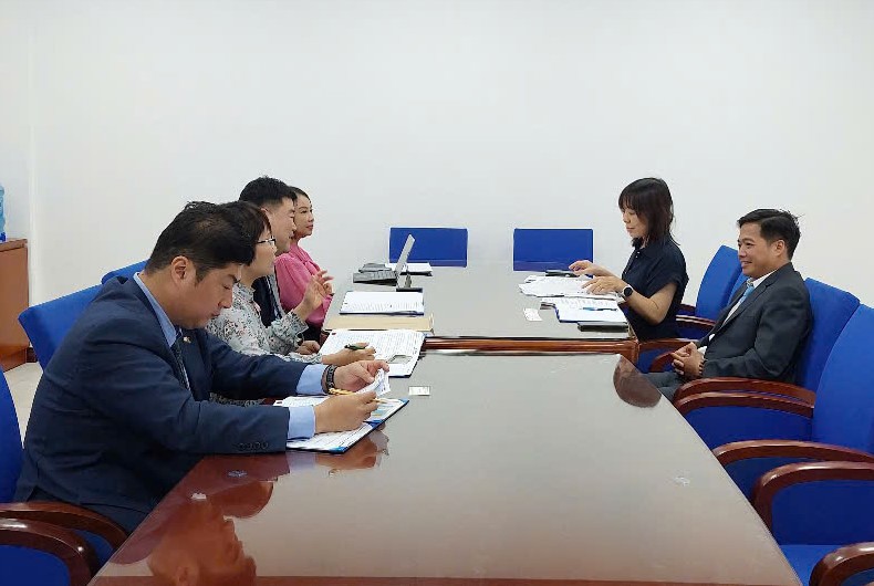 Phó Cục trưởng Nguyễn Anh Tuấn (ngồi bên phải) đánh giá cao vai trò và hỗ trợ đồng hành của Kocham.