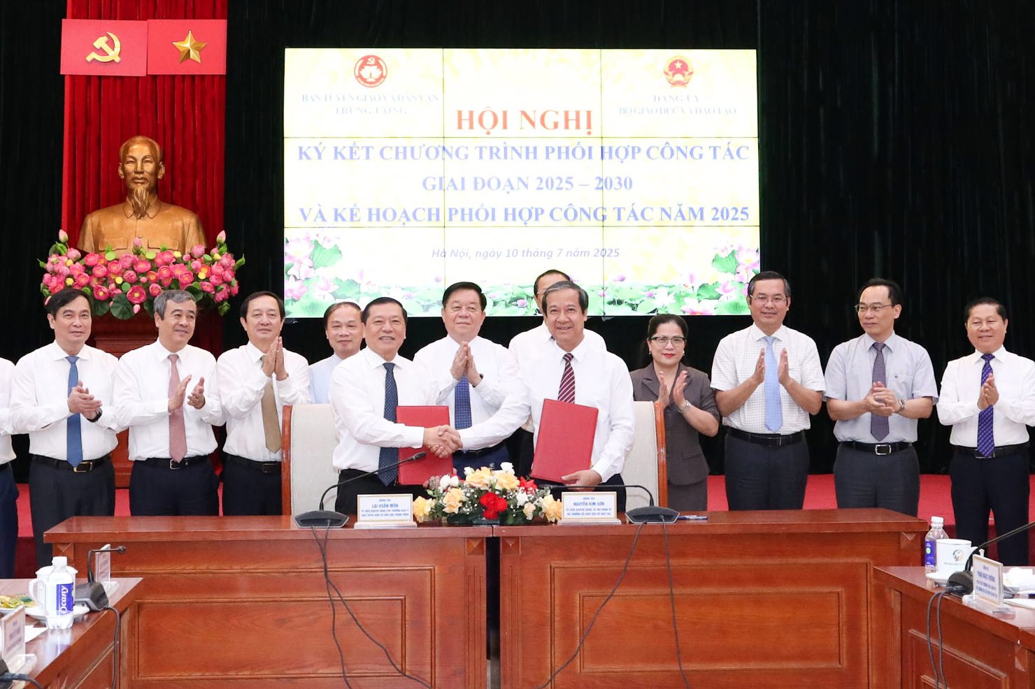 Phó trưởng Ban Thường trực Ban Tuyên giáo và Dân vận Trung ương Lại Xuân Môn cùng Bộ trưởng Bộ Giáo dục và Đào tạo Nguyễn Kim Sơn ký kết Chương trình Phối hợp giai đoạn 2025 - 2030 giữa hai cơ quan.