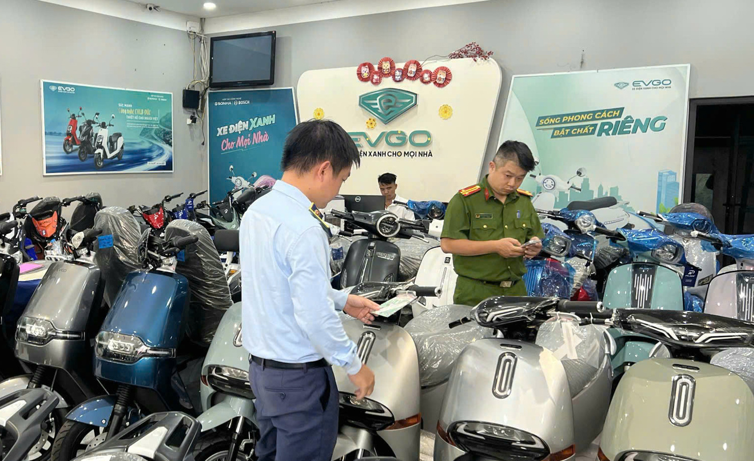 Lực lượng chức năng tiến hành kiểm tra việc chấp hành pháp luật trong hoạt động kinh doanh đối với Cửa hàng kinh doanh xe điện Trung Hiếu.