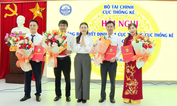 Trao Quyết định bổ nhiệm và tặng hoa chúc mừng Lãnh đạo Thống kê tỉnh Hưng Yên.