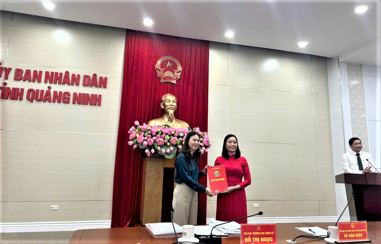 Phó Cục trưởng Cục Thống kê (Bộ Tài chính) Đỗ Thị Ngọc trao Quyết định tiếp nhận, bổ nhiệm có thời hạn cho đồng chí Ngô Thị Vân Chi cục trưởng Chi cục Thống kê tỉnh Quảng Ninh giữ chức vụ Trưởng Thống kê, Thống kê tỉnh Quảng Ninh