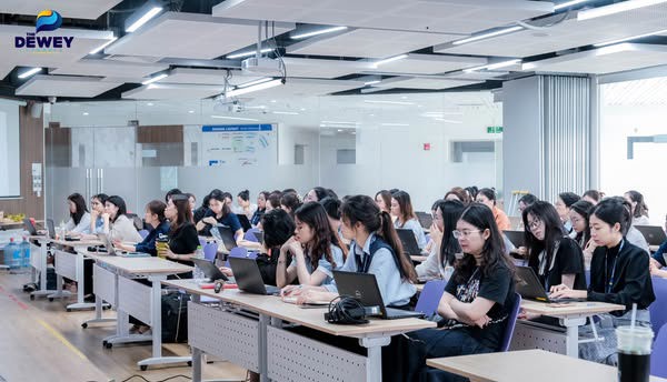 Buổi đào tạo của các nhà "thiết kế lớp học" tại trường The Dewey Schools