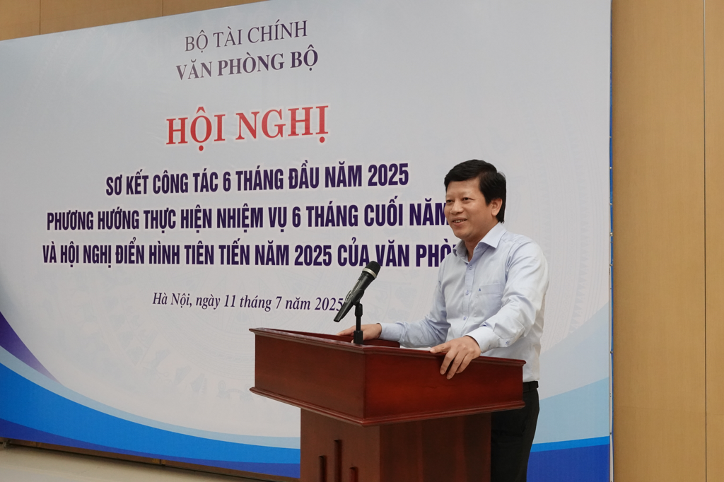Ông Phạm Văn Trường - Phó Chánh Văn phòng Bộ Tài chính báo cáo đánh giá tình hình triển khai nhiệm vụ 6 tháng đầu năm, triển khai nhiệm vụ 6 tháng cuối năm.