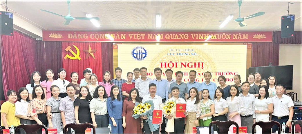 Đoàn công tác Cục Thống kê chụp ảnh lưu niệm cũng công chức, người lao động Thống kê tỉnh Nghệ An.