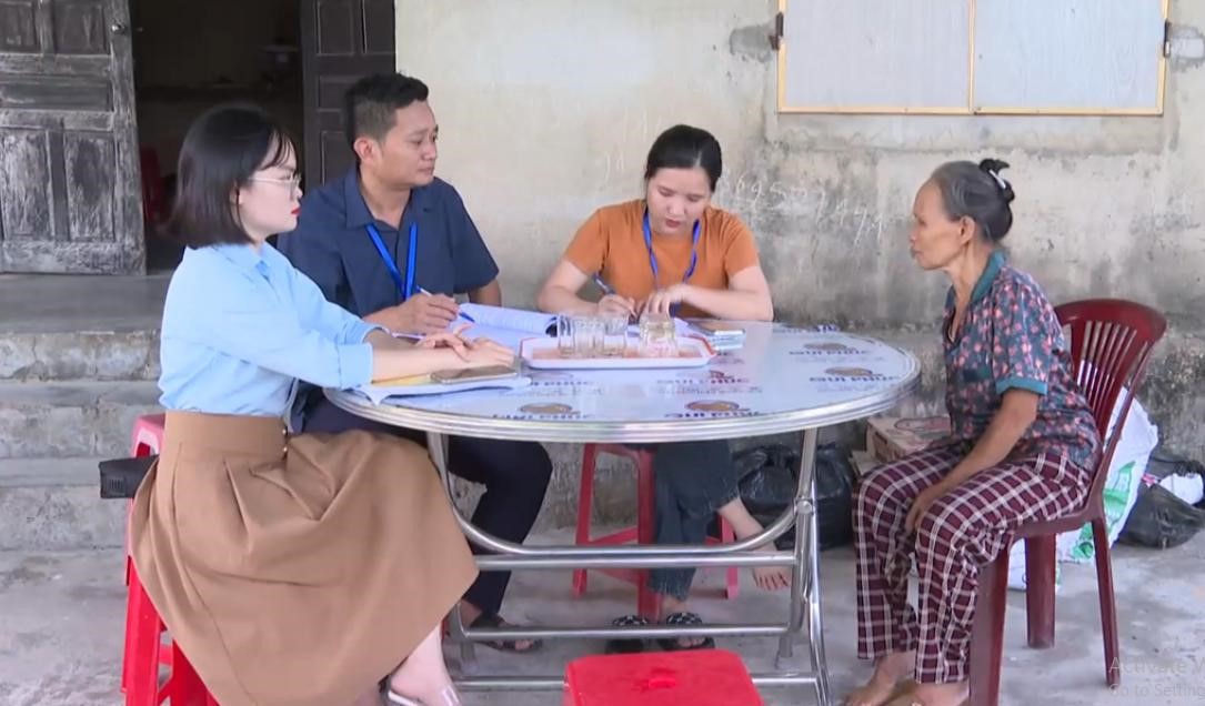Điều tra viên thu thập thông tin tại hộ trên địa bàn xã Cẩm Bình.