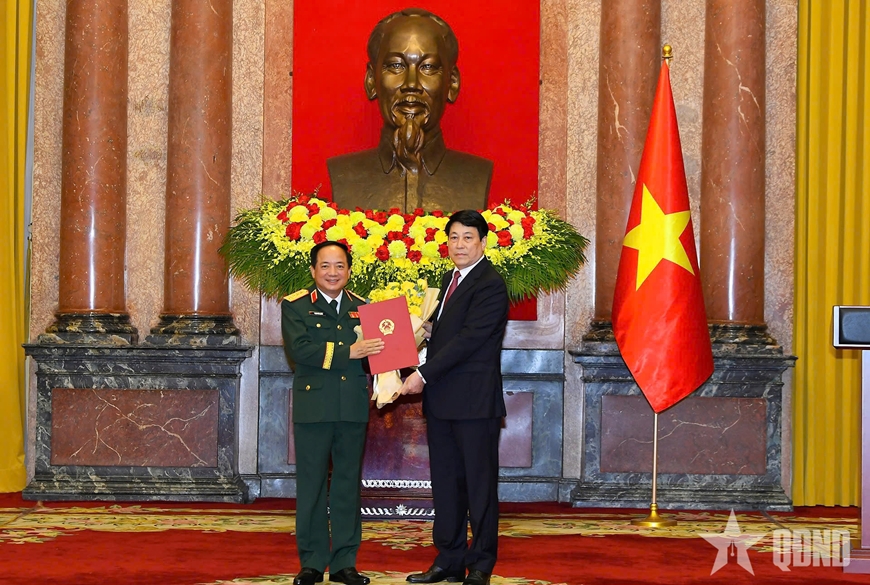 Chủ tịch nước trao Quyết định thăng quân hàm Đại tướng đối với đồng chí Trịnh Văn Quyết, Bí thư Trung ương Đảng, Ủy viên Thường vụ Quân ủy Trung ương, Chủ nhiệm Tổng cục Chính trị QĐND Việt Nam.