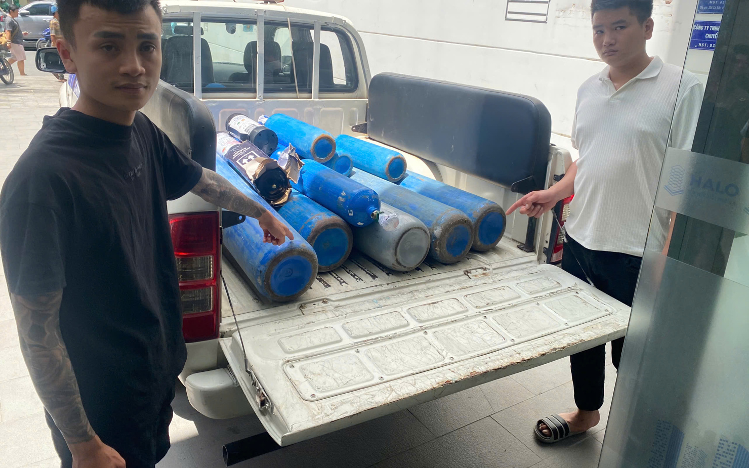 Các đối tượng và tang vật bị Công an thu giữ. Ảnh: Công an TPHCM cung cấp